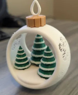 SnowGlobe Noel Süsü – 3D Baskı Çam Ağaçlı Kar Küresi Süs