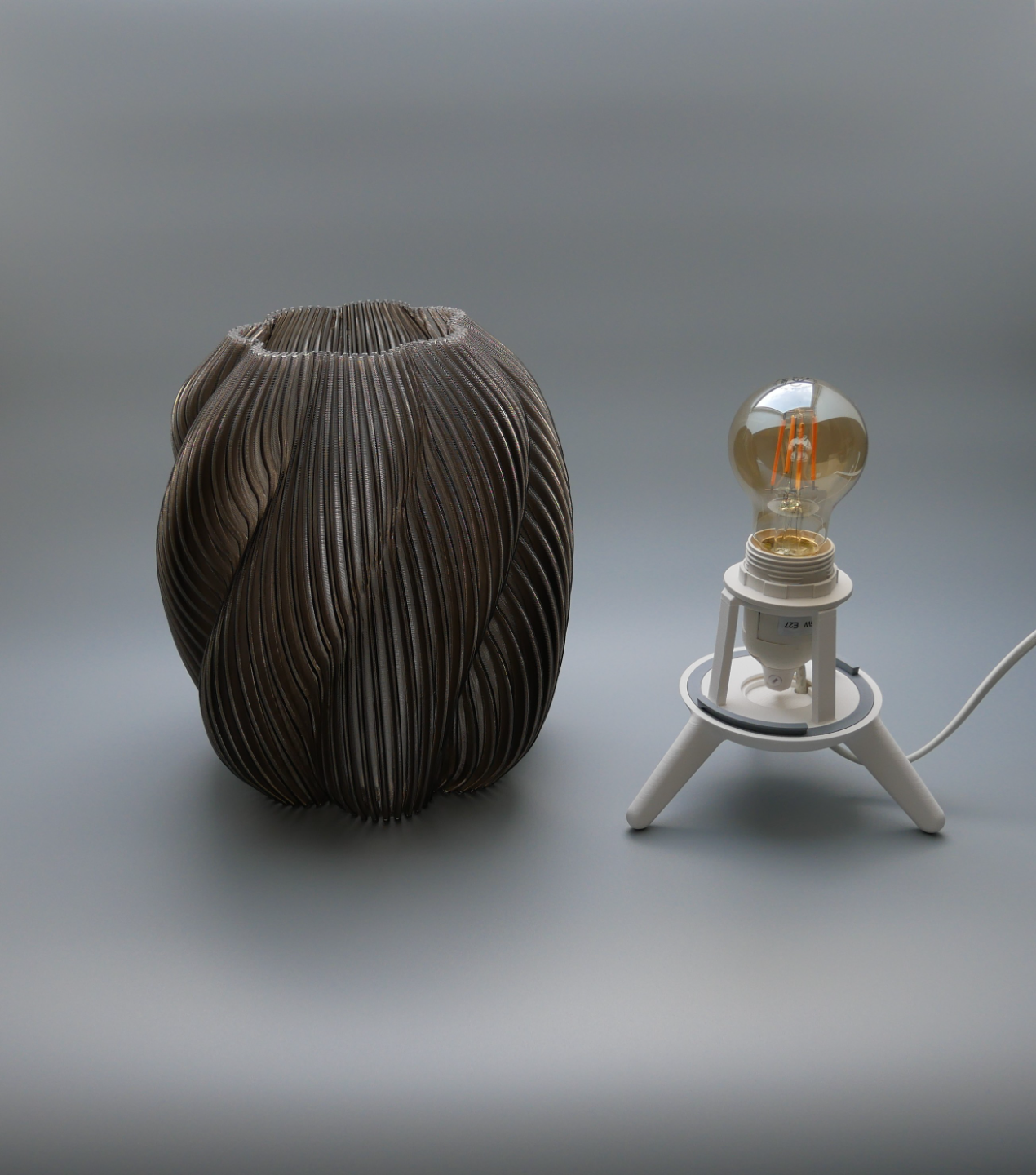 Spiral Glow Tasarım Masa Lambası – Sıcak Işık, Modern Dekor