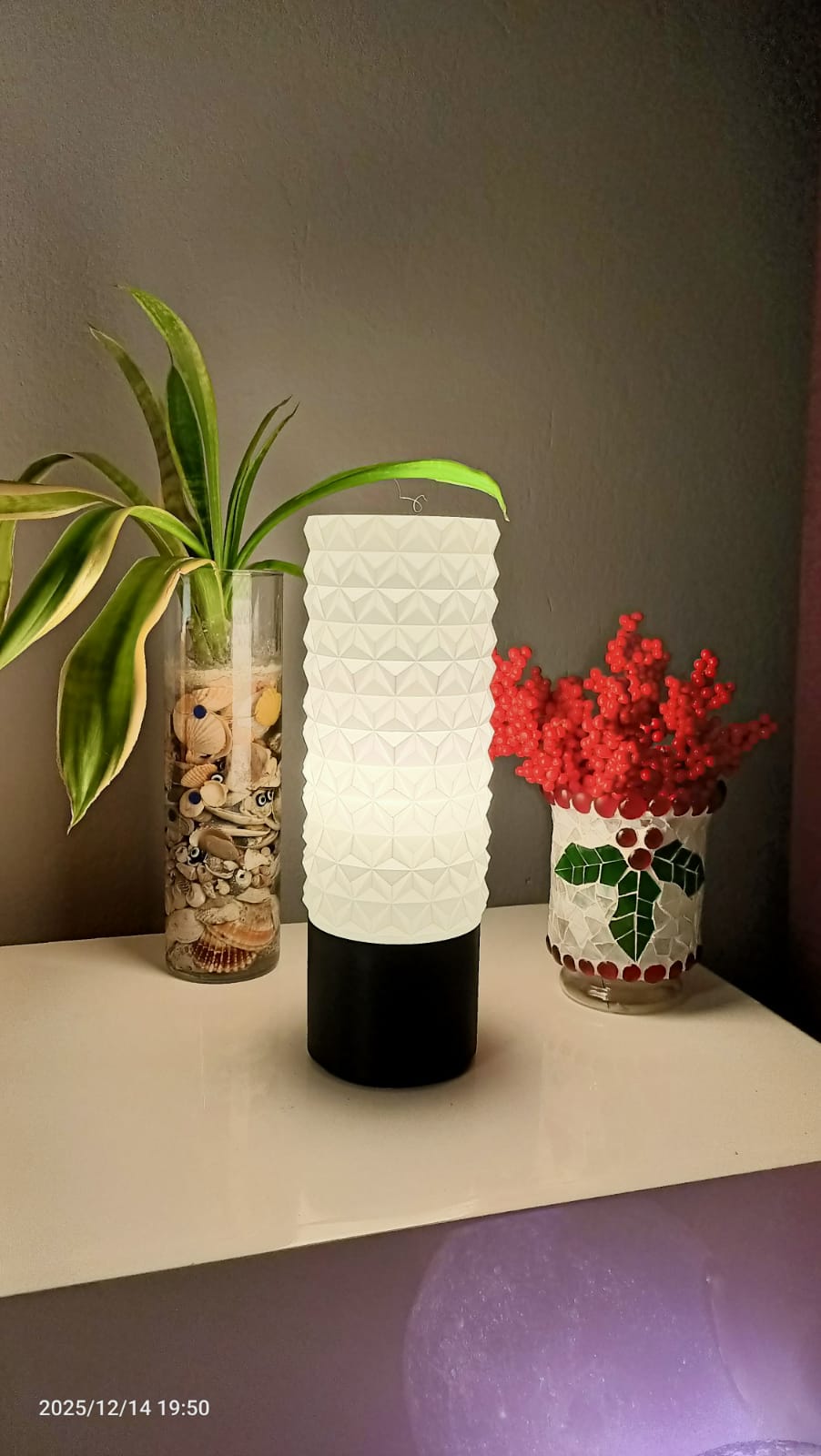 GeoLume – Geometrik Dokulu Dekoratif Masa Lambası