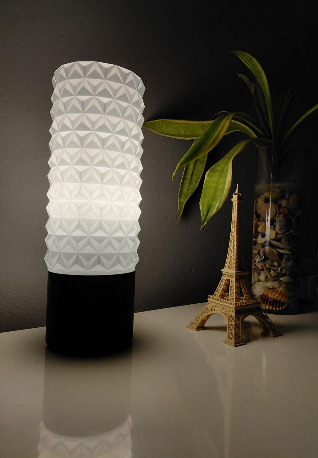 GeoLume – Geometrik Dokulu Dekoratif Masa Lambası